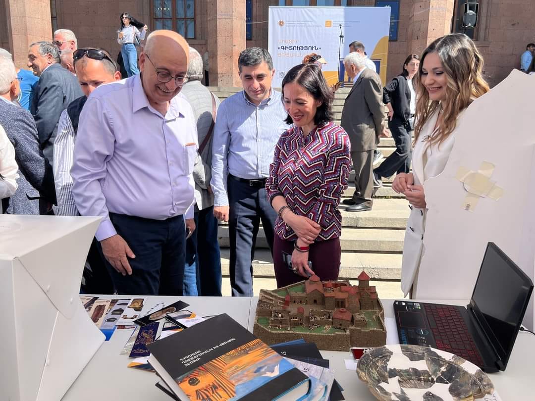 ՀՀ Գիտությունների ազգային ակադեմիայի (ՀՀ ԳԱԱ) կազմավորման 80 ամյակի առթիվ Երևանում՝ ակադեմիայի բակում, ապրիլի 23-ին կայացավ «Գիտություն» բացօթյա ցուցահանդեսը։